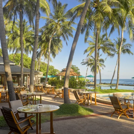 Royal-Island-Main-Bar-Poolside-Large.jpg